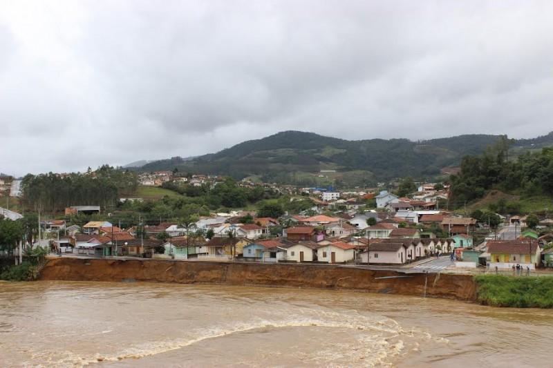 Prefeitura decreta situação de emergência após desmoronamento de rua
