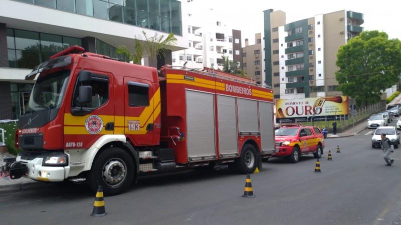 Bombeiros são acionados para combater incêndio em apartamento em Criciúma