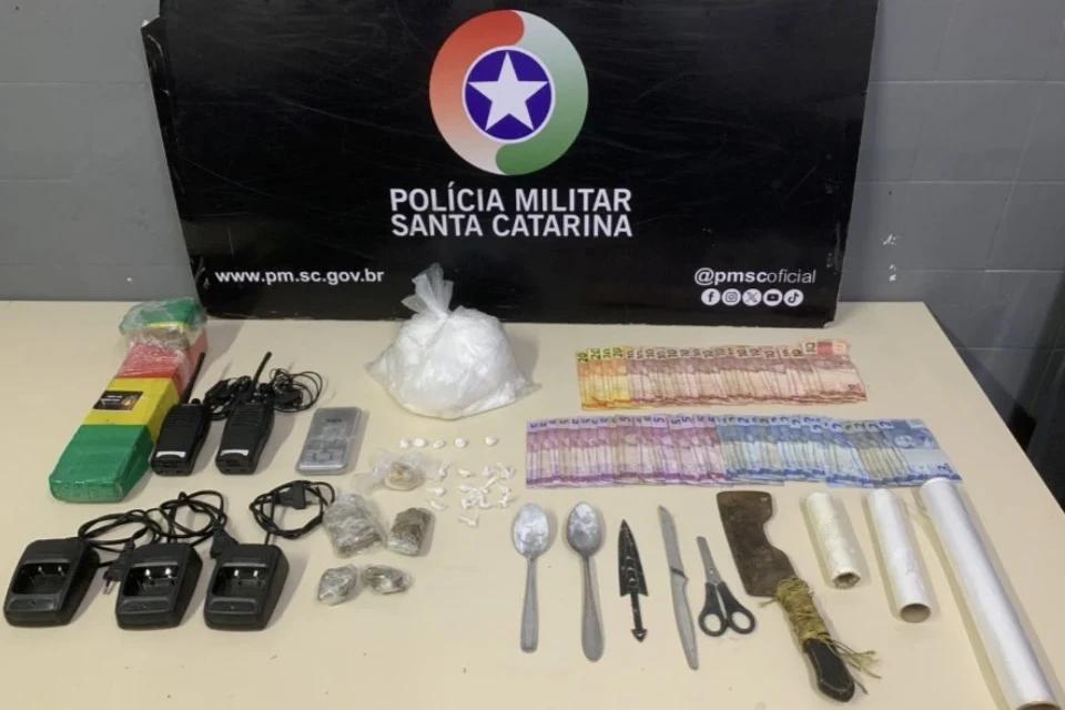 Ronda policial termina com apreensão de dois quilos de drogas e prisão de homem