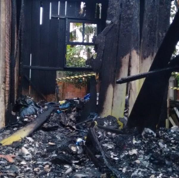 Bombeiros combatem incêndio em residência durante a madrugada