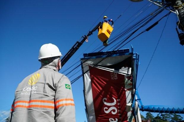 Cerca de 1,3 mil funcionários da Celesc trabalham para restabelecer energia no estado