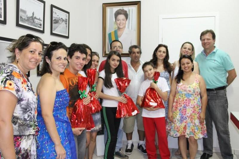Alunos premiados em olimpíada de matemática são homenageados