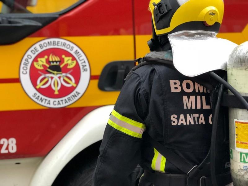 Homem cai de parapente em lagoa e é resgatado em Laguna 