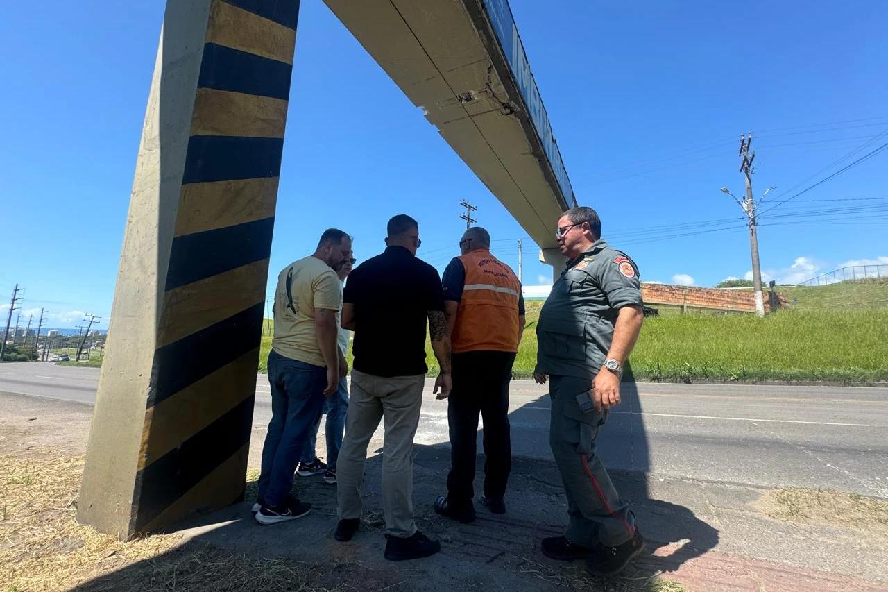 Caminhão causa danos à passarela e Prefeitura de Imbituba realiza medidas preventivas de segurança