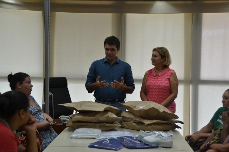 Prefeito entrega Kits de Uniformes para cozinheiras dos CRAS 