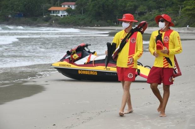 Bombeiros realizam resgate de embarcações à deriva em Sombrio