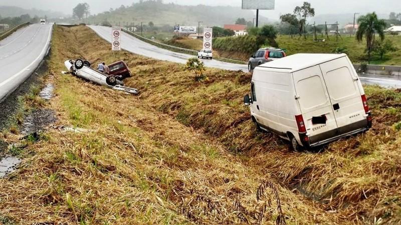 Quatro acidentes são registrados no mesmo ponto da BR-101