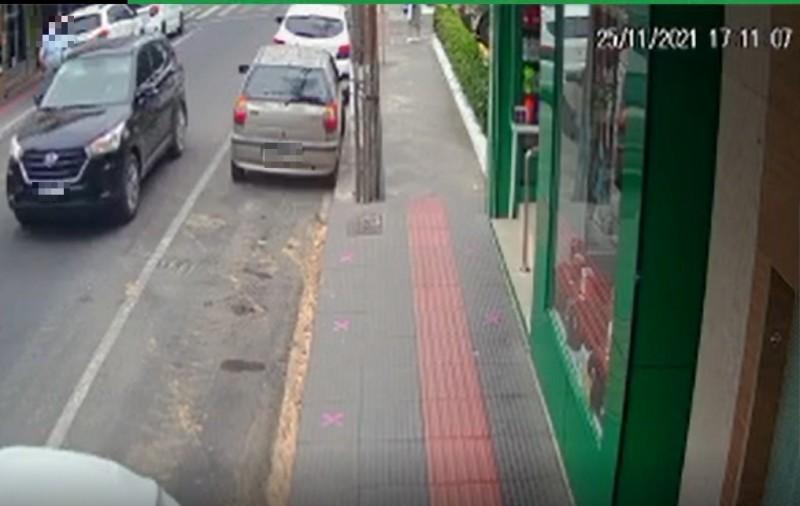 Criminosos roubam carro e usam veículo para assaltar joalheria 