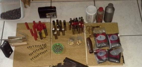 Arma, munições e pássaros silvestres são apreendidos em Laguna — foto 1