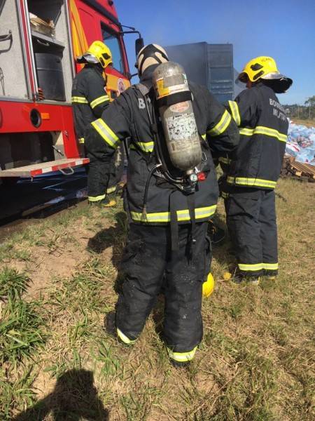 Incêndio em caminhão na BR-101 mobiliza Corpo de Bombeiros — foto 2