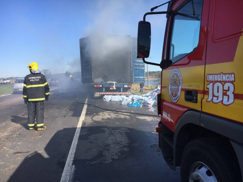 Incêndio em caminhão na BR-101 mobiliza Corpo de Bombeiros — foto 5