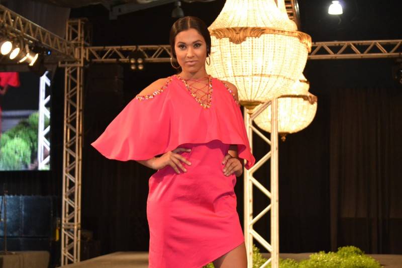 Estudantes de moda exibem looks para o Verão 2018 no EnModa — foto 1