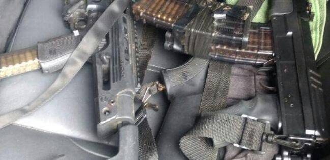 Carro é abandonado com explosivo e armas perto de shopping — foto 2