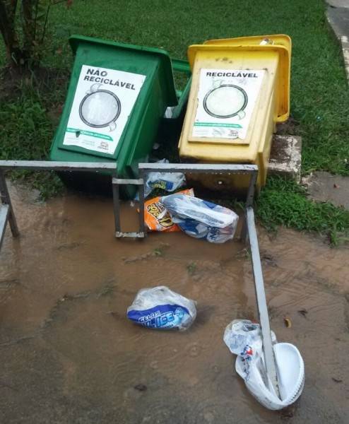 Praça do Congresso é alvo de vandalismo — foto 7