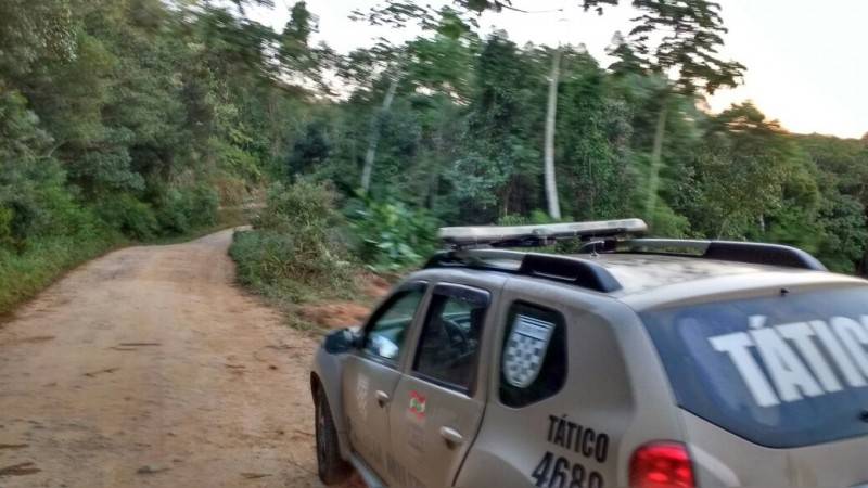 Trio armado rouba dinheiro de igreja e capota veiculo na fuga; buscas continuam — foto 2