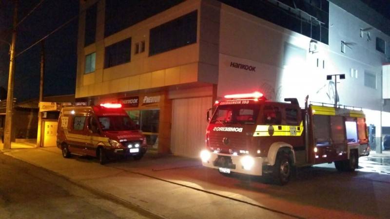 Incêndio destrói escritório no segundo andar de edificação — foto 5