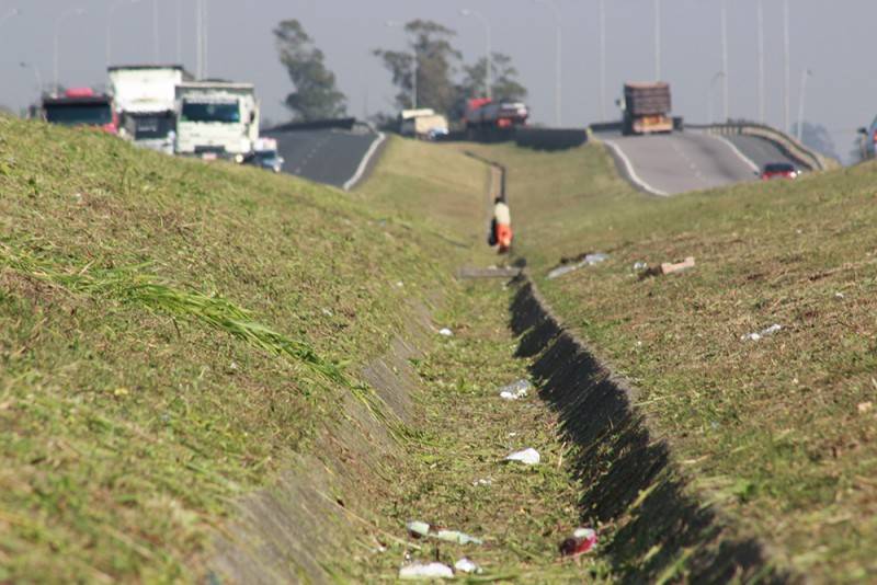 BR-101 Sul tem trabalhos de conservação no trecho de Içara — foto 2