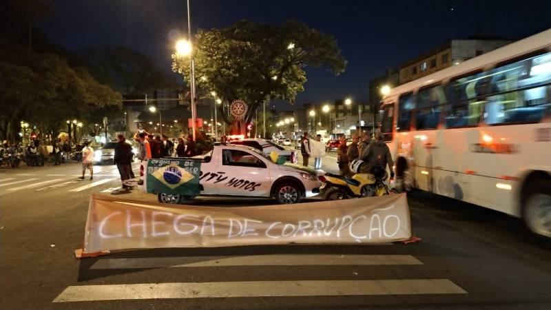 Criciúma tem manifestações espalhadas pela avenida Centenário — foto 6