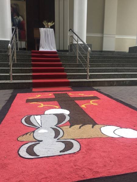 Fiéis participam da montagem de tapetes de Corpus Christi — foto 10