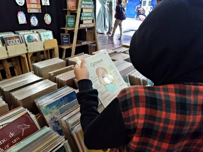 Quadros decorativos e objetos criativos são opções na Feira do Livro de Criciúma — foto 1