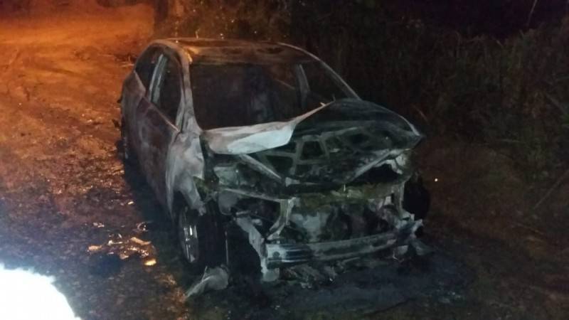 Veículo furtado é destruído por incêndio em Criciúma — foto 1