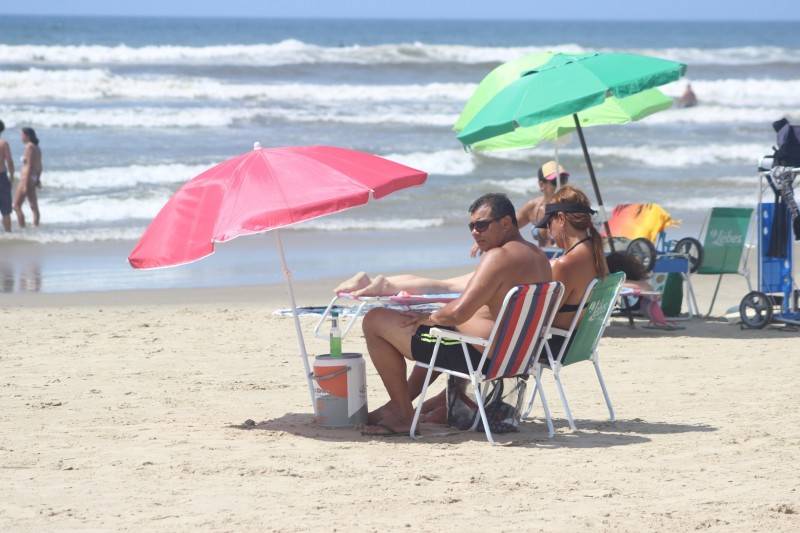 Domingo de sol, calor e praia em Balneário Rincão — foto 1