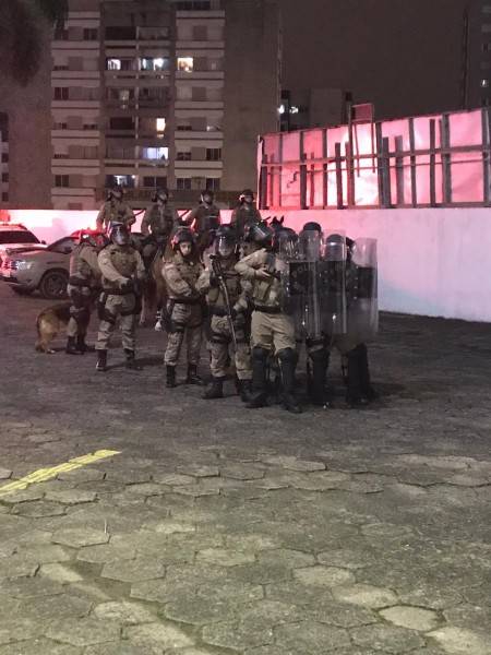 Após novo revés, torcida tricolor protesta no Majestoso — foto 1