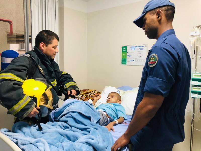Bombeiros militares visitam criança em hospital — foto 1
