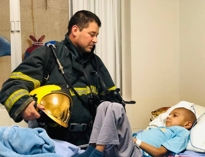 Bombeiros militares visitam criança em hospital — foto 2