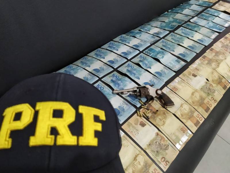 Assaltante é preso na BR-101 em Maracajá; PRF recupera moto e malote de dinheiro roubados — foto 1