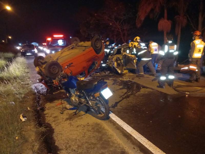 Duas pessoas morrem após colisão frontal no bairro Demboski — foto 2