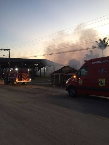 Bombeiros voluntários combatem fogo em estabelecimento — foto 2