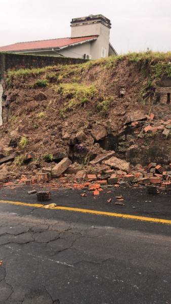 Deslizamento de terra deixa trânsito em meia pista no bairro Operária Nova — foto 1