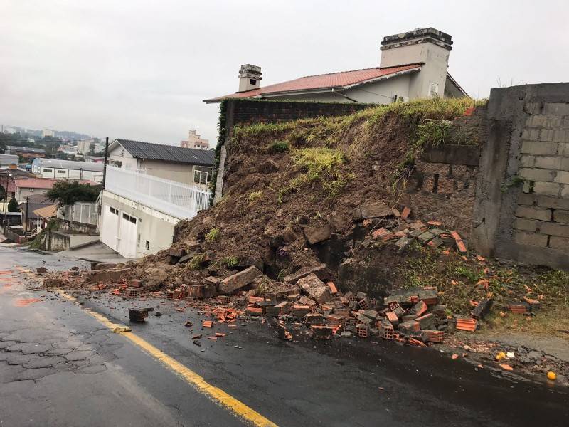 Deslizamento de terra deixa trânsito em meia pista no bairro Operária Nova — foto 3
