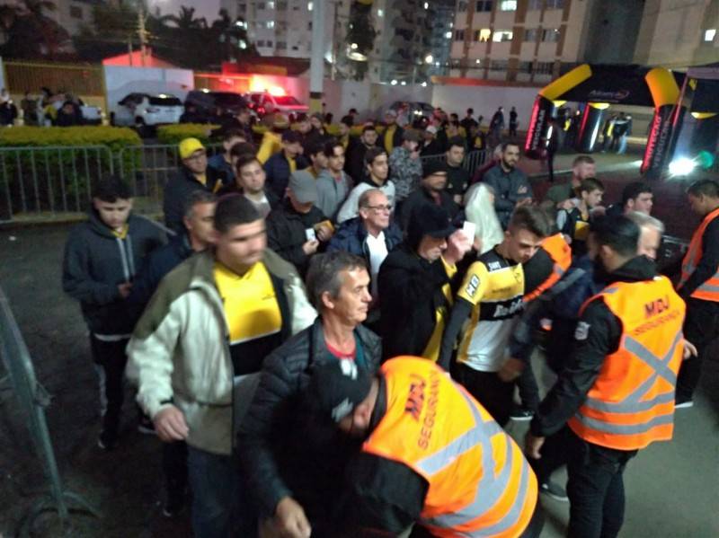 Catracas liberadas para acesso dos torcedores no estádio Heriberto Hülse — foto 1