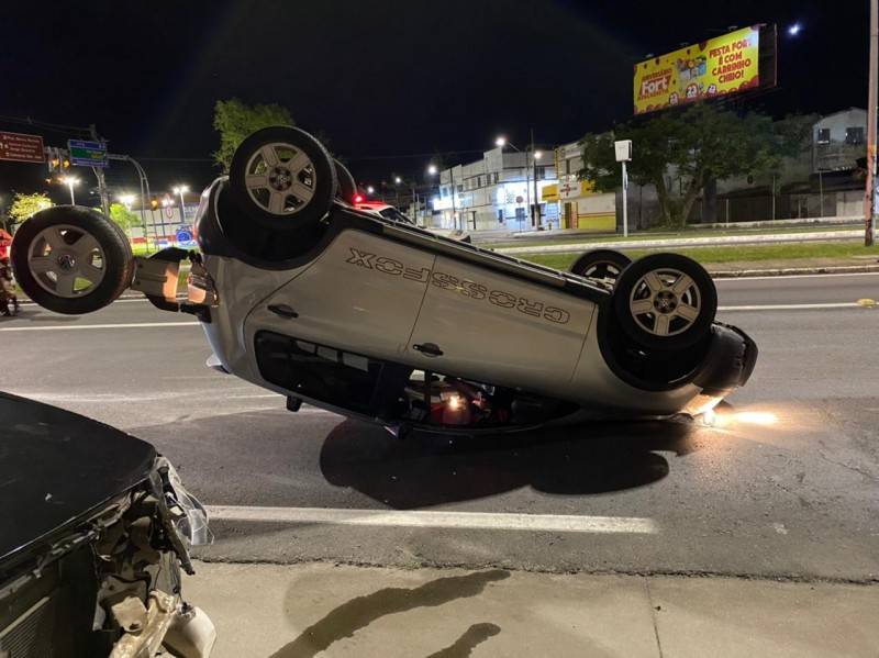 Condutor avança preferencial e causa acidente em cruzamento da avenida Centenário — foto 1