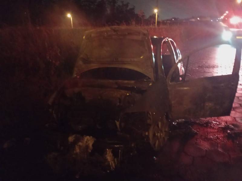 Incêndio destrói carro no bairro São Defende — foto 2