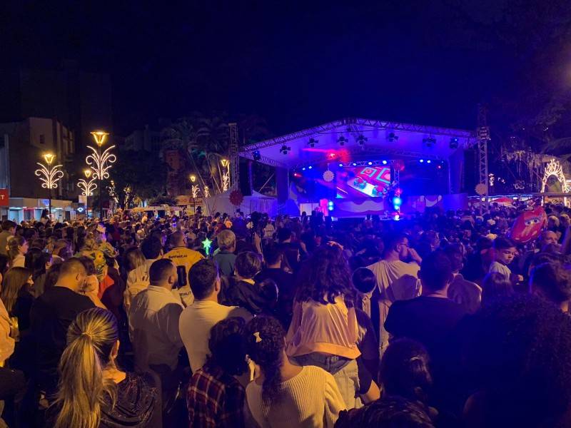 Chegada do Papai Noel abre Natal 2022 e encanta famílias na Praça Nereu Ramos — foto 1