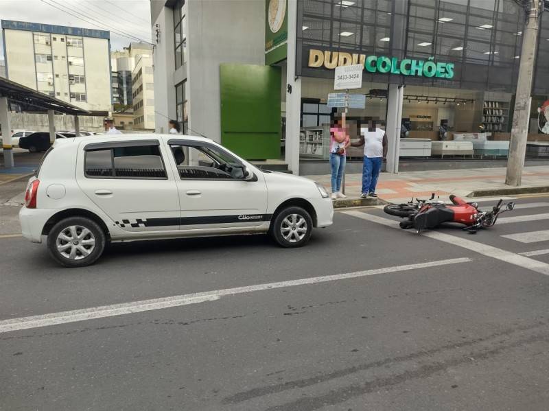 Carro colide na traseira de motocicleta em Criciúma — foto 1