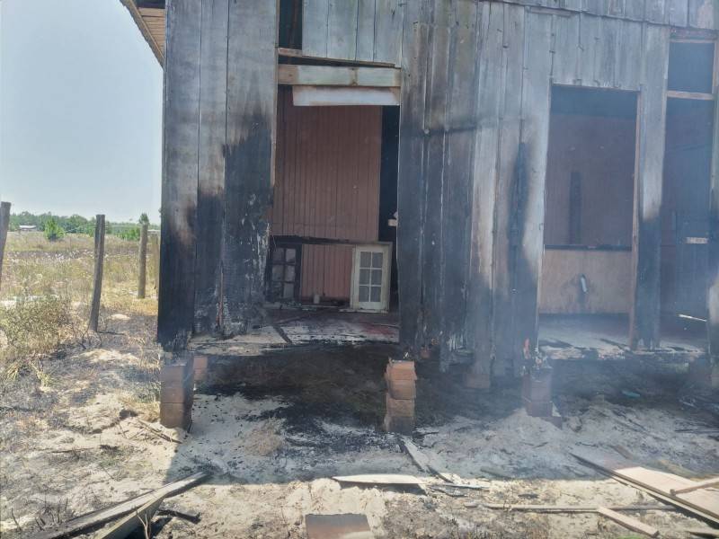 Fogo em vegetação se espalha e provoca princípio de incêndio em casa — foto 1