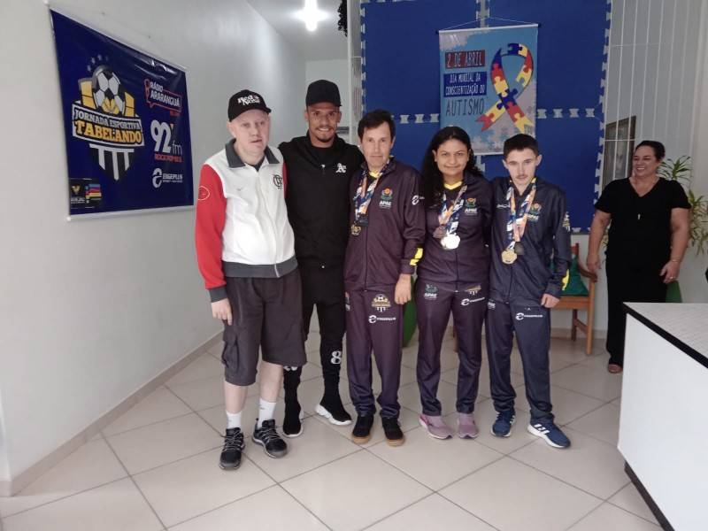 Jogador do Criciúma doa camisas para ajudar Apae de Siderópolis — foto 9