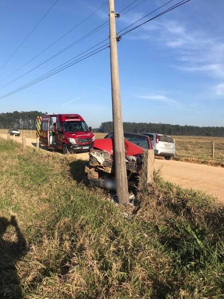 Motorista é hospitalizado após colidir carro contra poste em Jaguaruna — foto 2