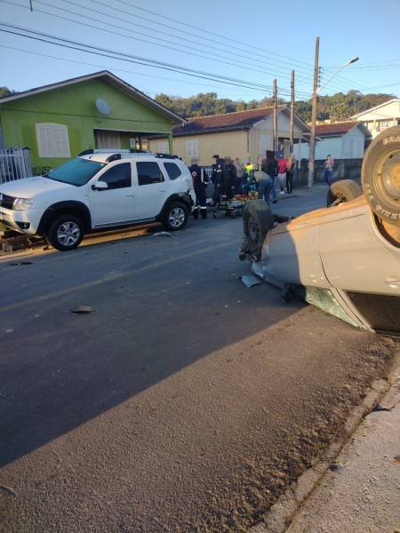 Após colisão, carro capota e deixa duas pessoas feridas em Orleans — foto 2