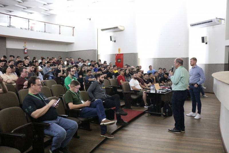 Engenheiro da Scania, ex-aluno Satc incentiva estudantes — foto 5