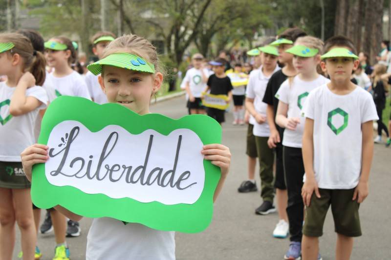 Colégio Satc dá início a semana da pátria com desfile cívico e hasteamento das bandeiras — foto 6