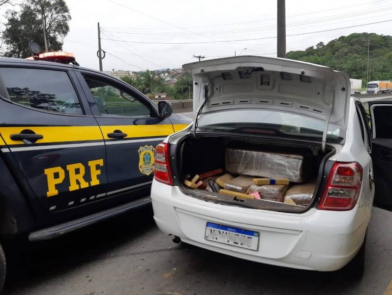 Motorista com carro de Criciúma e com 202 quilos de maconha tenta fugir da PRF e causa acidente — foto 1