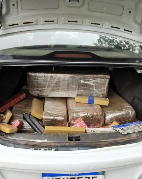 Motorista com carro de Criciúma e com 202 quilos de maconha tenta fugir da PRF e causa acidente — foto 3