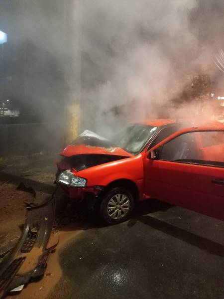 Carro pega fogo após colisão contra poste em Içara — foto 1