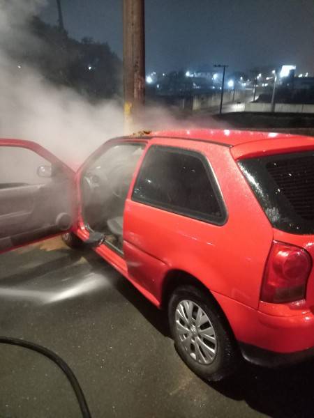 Carro pega fogo após colisão contra poste em Içara — foto 2