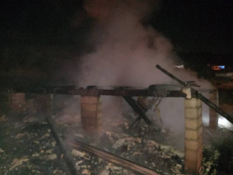 Incêndio destrói casa no bairro Naspolini, em Criciúma — foto 1